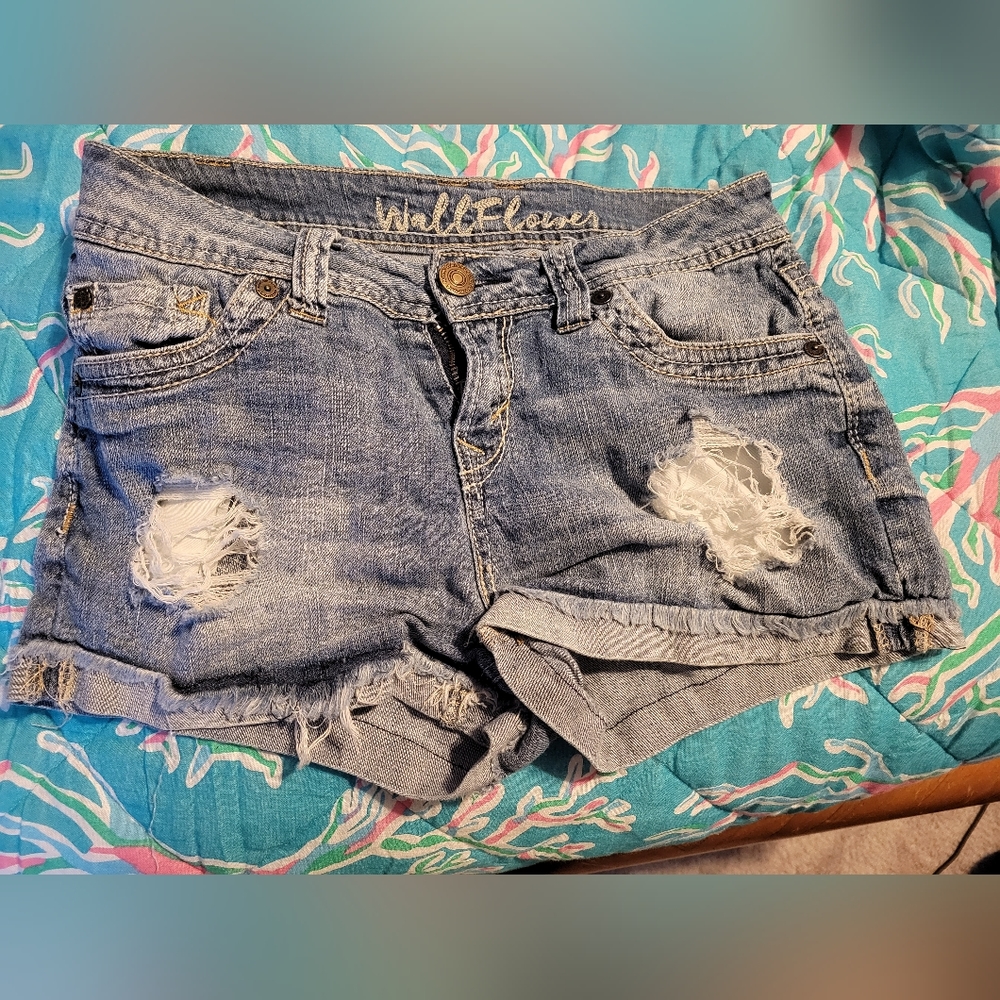 Distressed short shorts
